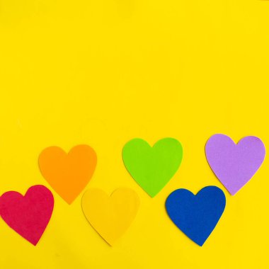 lgbtq renginde kalpler parlak sarı arkaplan, üst görünüm, kopyalama alanı, pankart