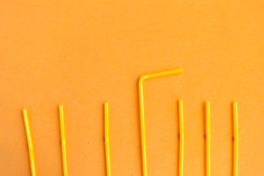 Turuncu arkaplan, üst görünüm, kopyalama alanı üzerinde pipet deseni içiliyor