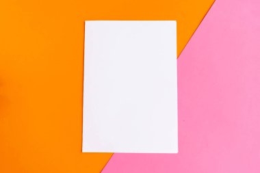 Geometrik turuncu ve pembe arka planda beyaz model boş. Metin için alanı kopyala. Dikey