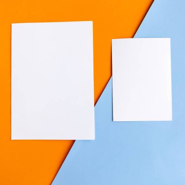 Geometrik turuncu ve mavi arka planda iki beyaz model boş. Metin için alanı kopyala. Dikey