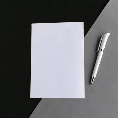 Geometrik gri ve siyah arkaplanda beyaz model boş. Metin için alanı kopyala. Dikey