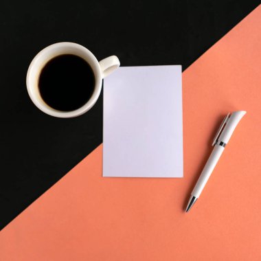 Kahve fincanı ve beyaz model, geometrik siyah ve pembe arka plan, üst manzara. Asgari konsept