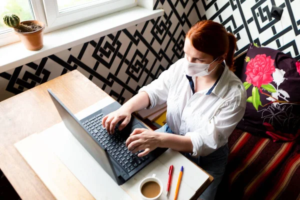 Mujer Con Máscara Médica Está Trabajando Casa Computadora Independiente Trabajo — Foto de Stock