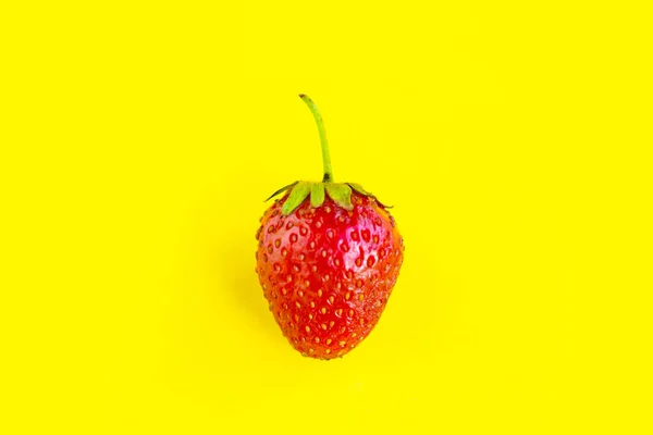 黄色の背景に新鮮な甘いイチゴ 最小限の概念 — ストック写真