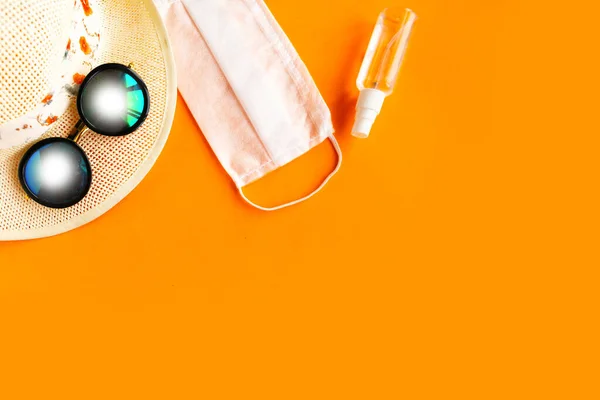 Halmhatt Solglasögon Och Medicinsk Mask Ljus Orange Bakgrund Resekoncept För — Stockfoto