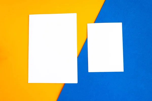 Due Mockup Bianchi Sfondo Geometrico Arancione Blu Copia Spazio Testo — Foto Stock