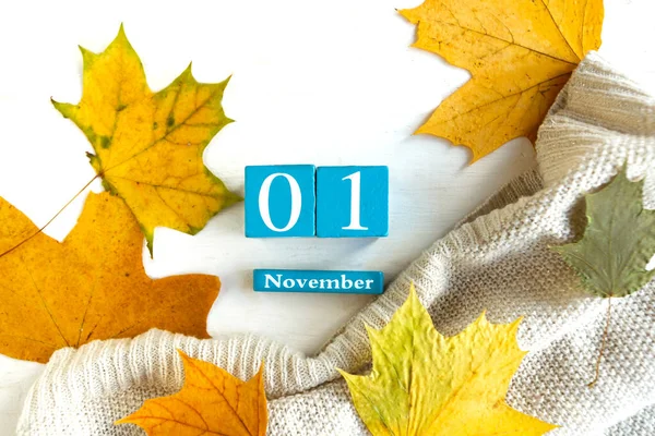 November Blauwe Kubus Kalender Met Maand Datum Houten Ondergrond — Stockfoto