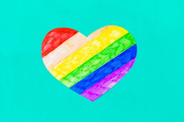 Naneli yeşil arkaplanda lgbtq sütunlarında kalp, üst görünüm