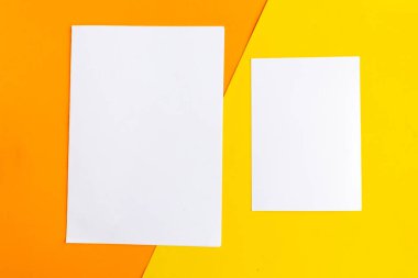 Geometrik turuncu ve sarı arka planda iki beyaz model boş. Metin için alanı kopyala. 