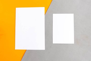 Geometrik turuncu ve gri arka planda iki beyaz model boş. Metin için alanı kopyala. 