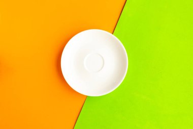 Turuncu ve yeşil arka planda boş bir plaka. Metin için alanı kopyala. Asgari konsept