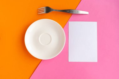 Beyaz model plaka, turuncu ve pembe geometrik arka planda boş ve çatallı. Metin için alanı kopyala. Asgari konsept