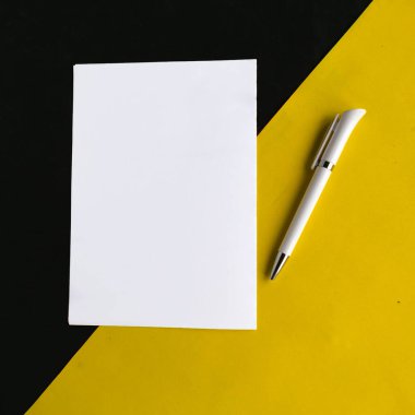 Geometrik sarı ve siyah arkaplanda beyaz model boş. Metin için alanı kopyala.