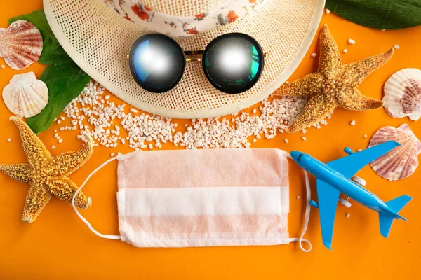 Chapeau Paille Lunettes Soleil Masque Médical Sur Fond Orange Vif — Photo