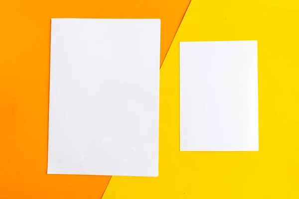 Dos Maquetas Blancas Blanco Sobre Fondo Geométrico Naranja Amarillo Copiar — Foto de Stock