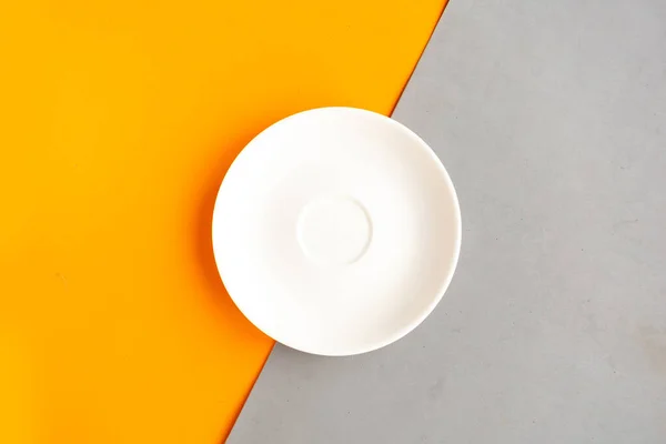 Leerer Teller Auf Orangefarbenem Und Grauem Hintergrund Kopieren Sie Platz — Stockfoto