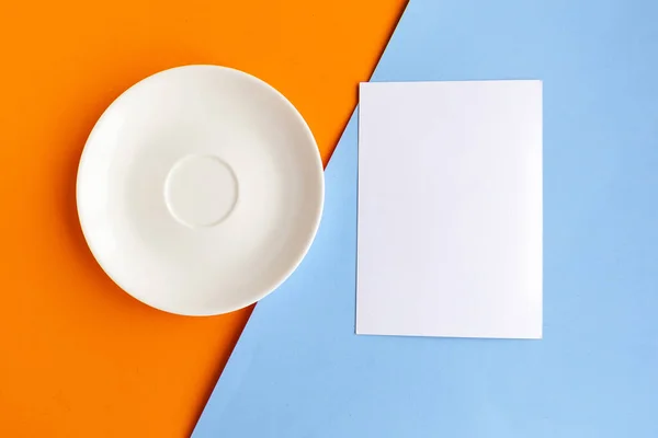Κενό Πιάτο Και Κενό Πορτοκαλί Και Μπλε Γεωμετρικό Φόντο Αντιγραφή — Φωτογραφία Αρχείου