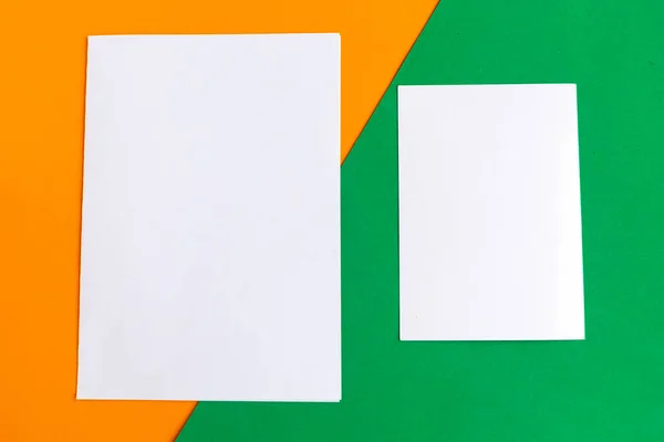 Due Mockup Bianchi Sfondo Geometrico Arancione Verde Copia Spazio Testo — Foto Stock