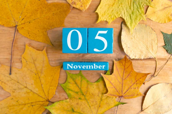 Vijf November Blauwe Kubus Kalender Met Maand Datum Houten Ondergrond — Stockfoto