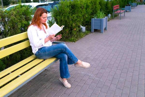 Flicka Sitter Bänken Och Läser Bok Parken Närbild — Stockfoto