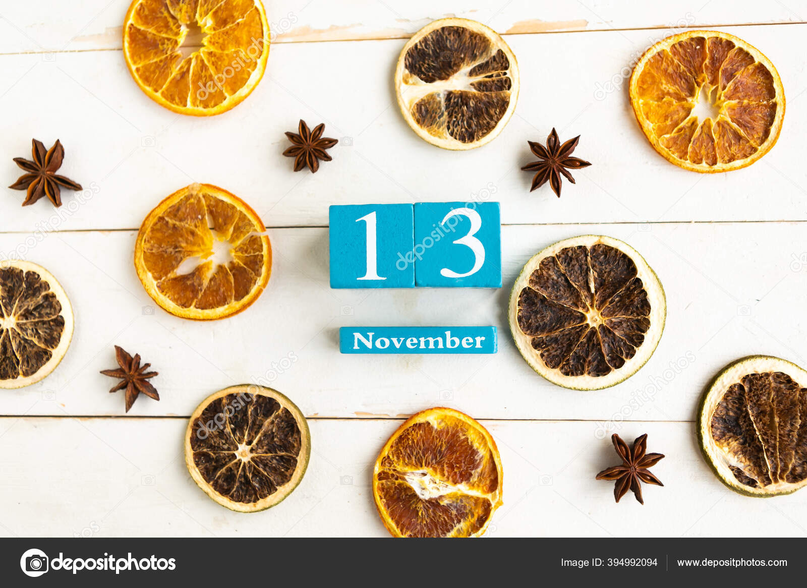 11月13日蓝色立方体日历有月和日期木制背景 图库照片 C Chisi666
