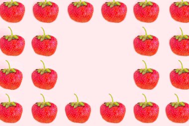 Pastel pembe arka planda çilek çerçevesi deseni, minimum konsept
