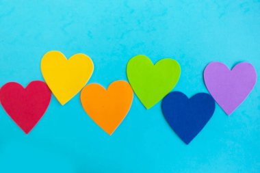 Mavi arkaplanda lgbtq renginde kalpler, üst görünüm