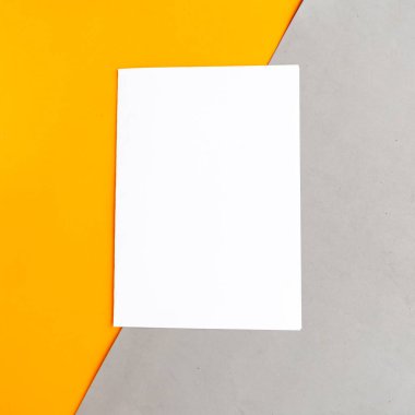 Geometrik turuncu ve gri arka planda beyaz model boş. Metin için alanı kopyala.