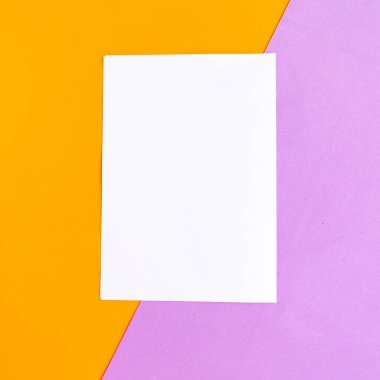 Geometrik turuncu ve mor arka planda beyaz model boş. Metin için alanı kopyala.