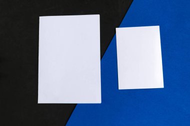 Geometrik siyah ve mavi arka planda iki beyaz model boş. Metin için alanı kopyala.