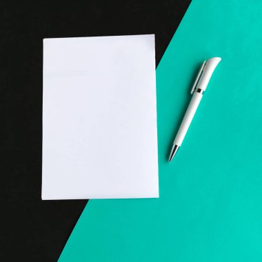 Geometrik turkuaz ve siyah arka planda beyaz model boş. Metin için alanı kopyala.