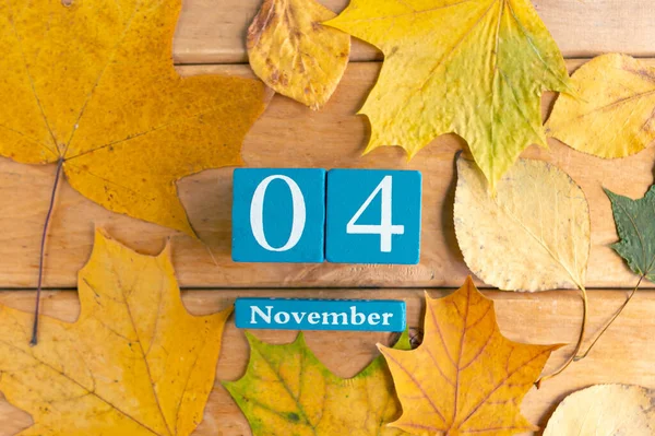 Vier November Blauwe Kubus Kalender Met Maand Datum Houten Ondergrond — Stockfoto