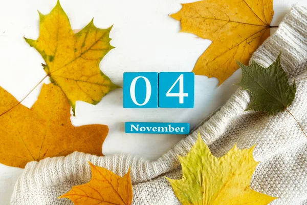 Vier November Blauwe Kubus Kalender Met Maand Datum Houten Ondergrond — Stockfoto