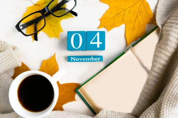 Vier November Blauwe Kubus Kalender Met Maand Datum Houten Ondergrond — Stockfoto