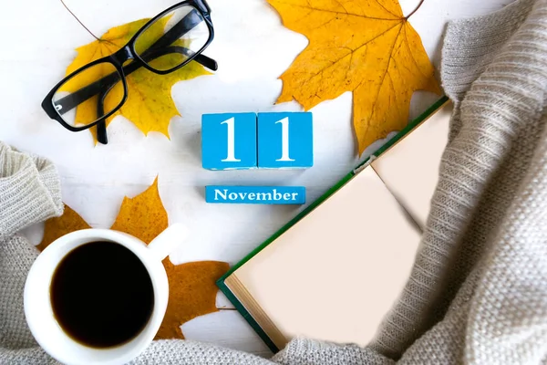 November Blauwe Kubus Kalender Met Maand Datum Houten Ondergrond — Stockfoto