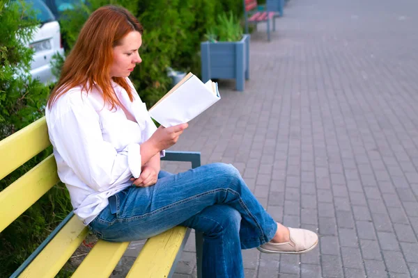Kız Bankta Oturur Parkta Kitap Okur — Stok fotoğraf