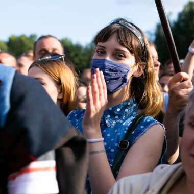 Minks / Belarus 30 Temmuz 2020: Beyaz Rusya 'daki 2020 başkanlık seçim kampanyası sırasında parkta koruyucu maskeli bir gencin portresi. Belarus 2020 'de seçimler