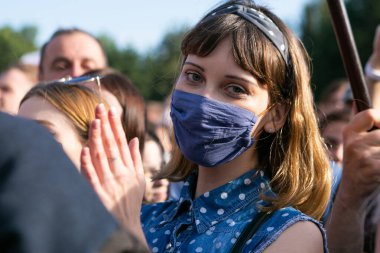 Minks / Belarus 30 Temmuz 2020: Beyaz Rusya 'daki 2020 başkanlık seçim kampanyası sırasında parkta koruyucu maskeli bir gencin portresi. Belarus 2020 'de seçimler
