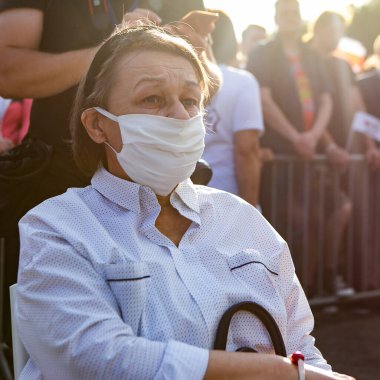 Minks / Belarus 30 Temmuz 2020: Beyaz Rusya 'daki 2020 başkanlık seçim kampanyası sırasında parkta koruyucu maskeli bir gencin portresi. Belarus 2020 'de seçimler