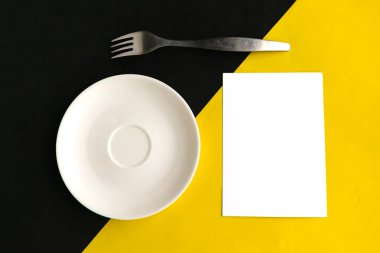 Boş bir plaka ve sarı ve siyah geometrik arka planda boş. Metin için alanı kopyala. Asgari konsept