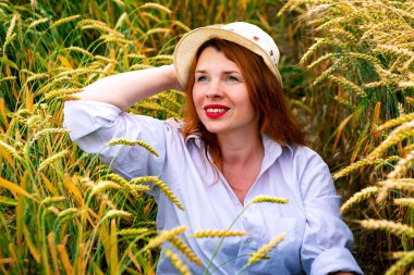 Buğday tarlasında kızıl saçlı kadın, yaz geçmişi.