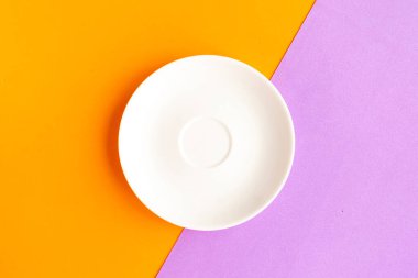 Turuncu ve mor arka planda boş bir plaka. Metin için alanı kopyala. Asgari konsept