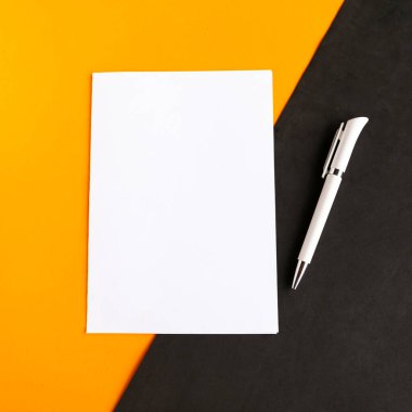 Geometrik turuncu ve siyah arka planda beyaz model boş. Metin için alanı kopyala. Dikey