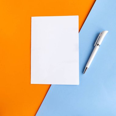 Geometrik turuncu ve mavi arka planda beyaz model boş. Metin için alanı kopyala. Dikey