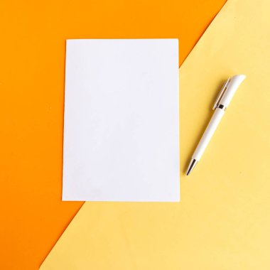 Geometrik turuncu arka planda beyaz model boş. Metin için alanı kopyala. Dikey