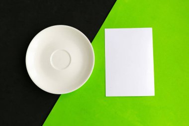 Boş plaka ve yeşil ve siyah geometrik arka plan boş. Metin için alanı kopyala. Asgari konsept