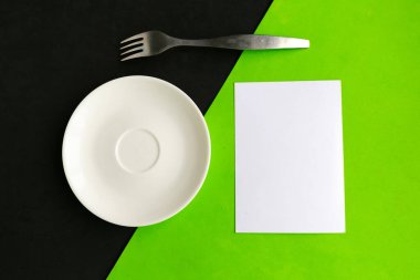 Gri ve siyah arka planda beyaz model plaka. Metin için alanı kopyala. Asgari konsept