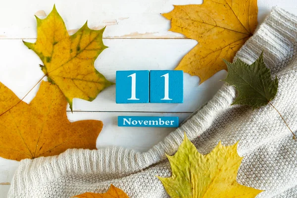 November Blauwe Kubus Kalender Met Maand Datum Houten Ondergrond — Stockfoto