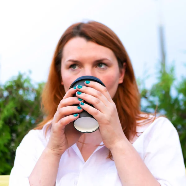 Girl Coffee Cup Sits Park Close — Stock Photo, Image