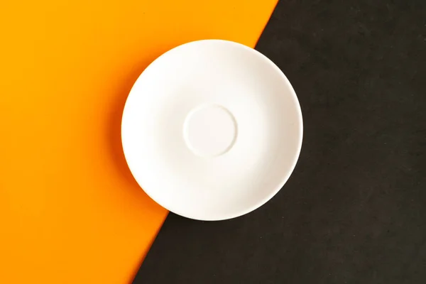 Leerer Teller Auf Orangefarbenem Und Schwarzem Hintergrund Kopieren Sie Platz — Stockfoto